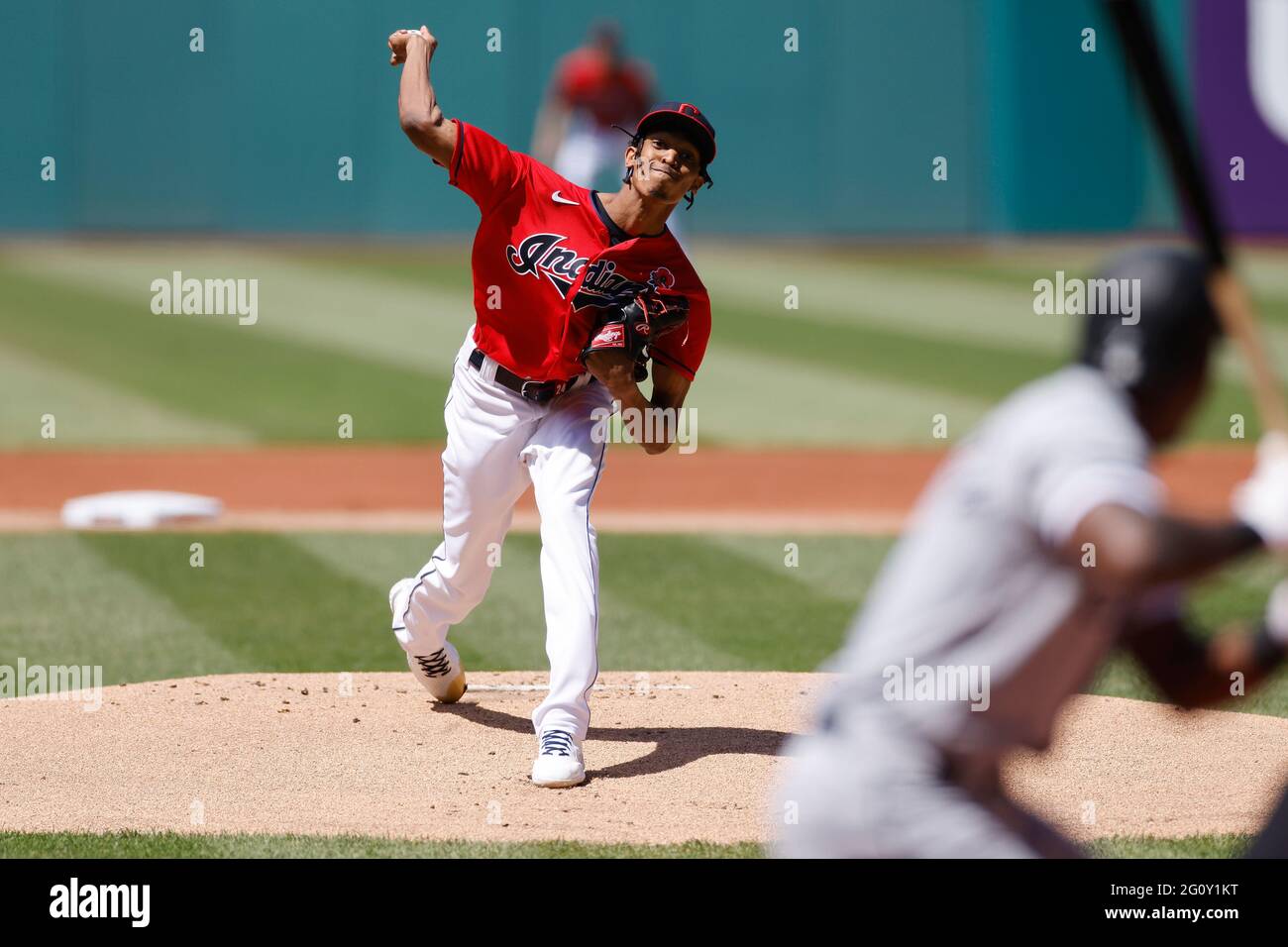 CLEVELAND, OH - MAGGIO 31: Triston McKenzie (24) dei Cleveland Indians si piazzano durante una partita contro i Chicago White Sox al campo progressivo di maggio Foto Stock