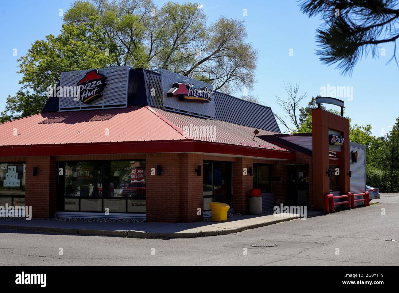 Ottawa, Ontario, Canada - 31 maggio 2021: Un ristorante Pizza Hut su Merivale Road. Foto Stock