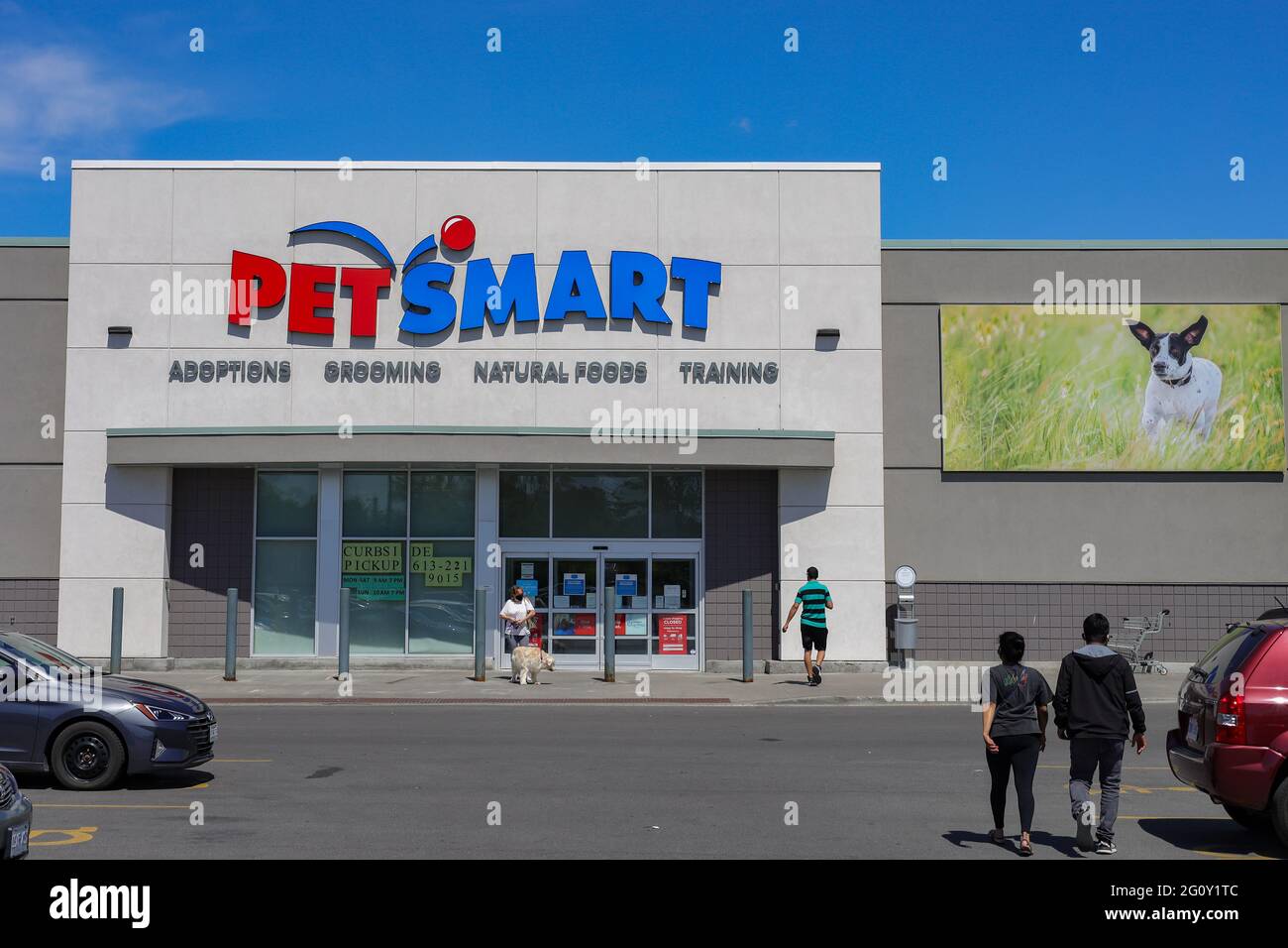 Ottawa, Ontario, Canada - 31 maggio 2021: Un negozio di animali domestici PetSmart su Merivale Road, aperto per il ritiro dal marciapiede durante la pandemia COVID-19. Foto Stock