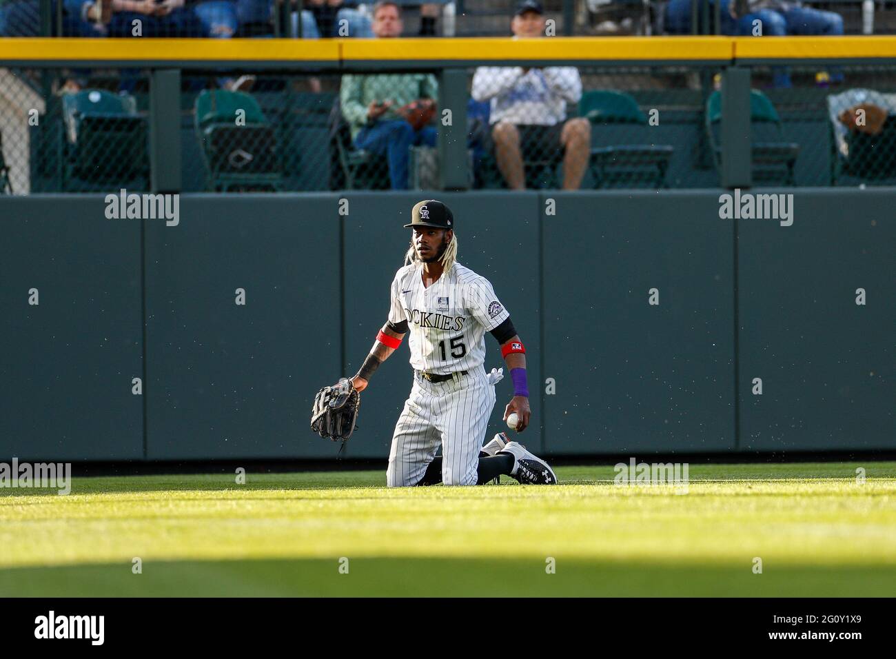 Il fielder di sinistra di Colorado Rockies Raimel Tapia (15) fa una presa di immersione durante una partita di stagione regolare di MLB contro i Rangers di Texas, mercoledì 2 giugno, Foto Stock