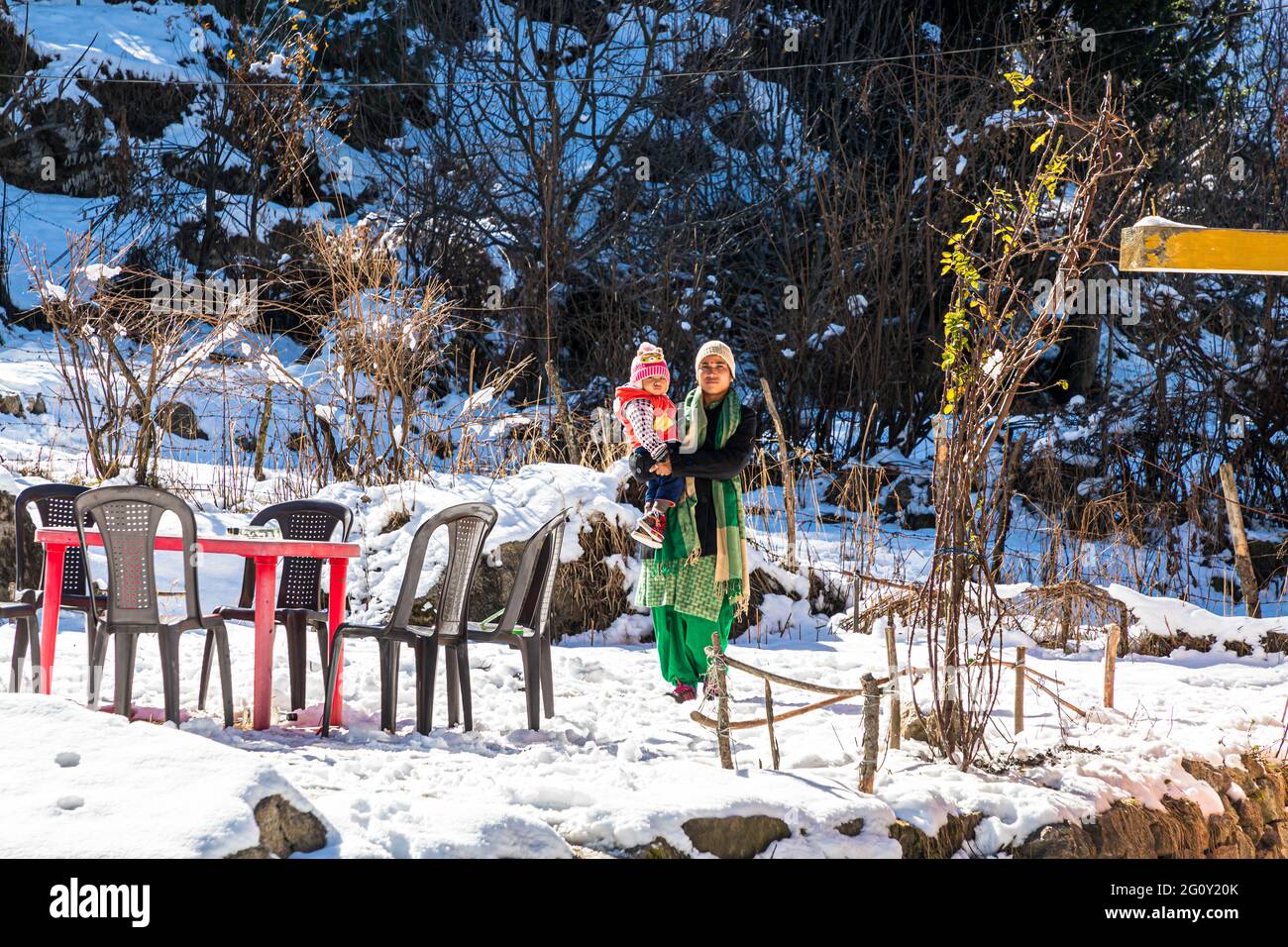 ritratto di una madre durante la caduta di neve invernale in himachal pradesh. Foto Stock