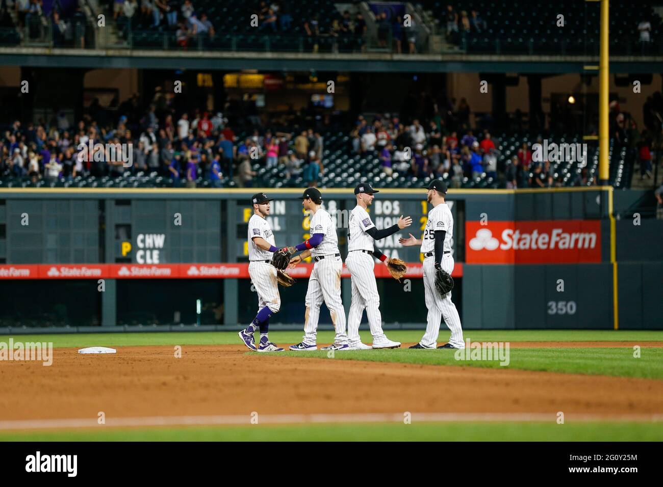 Colorado Rockies secondo basemen Ryan McMahon (24), primo basemen C.J. Cron (25), shortstop Garrett Hampson (1), e terzo basemen Joshua Fuentes (8) c. Foto Stock