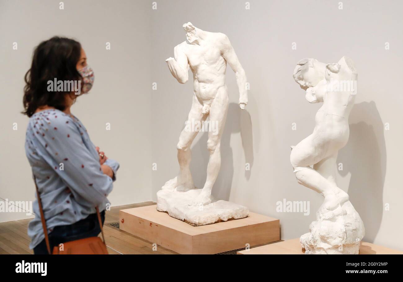 Londra, Gran Bretagna. 3 Giugno 2021. Una donna visita la mostra 'The EY Exhibition: The Making of Rodin' al Tate Modern di Londra, Gran Bretagna, il 3 giugno 2021. Credit: Han Yan/Xinhua/Alamy Live News Foto Stock
