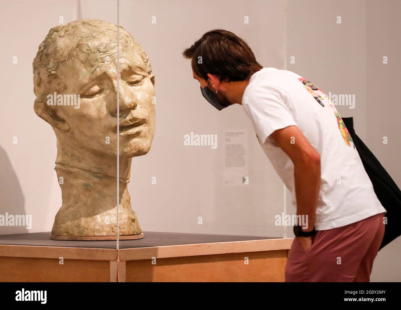 Londra, Gran Bretagna. 3 Giugno 2021. Un uomo visita la mostra 'The EY Exhibition: The Making of Rodin' al Tate Modern di Londra, Gran Bretagna, il 3 giugno 2021. Credit: Han Yan/Xinhua/Alamy Live News Foto Stock