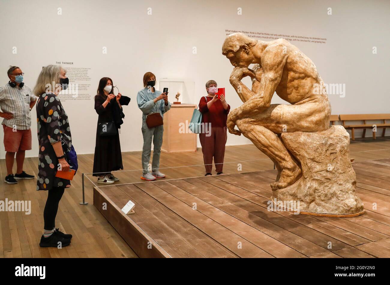 Londra, Gran Bretagna. 3 Giugno 2021. La gente visita la mostra 'The EY Exhibition: The Making of Rodin' al Tate Modern di Londra, Gran Bretagna, il 3 giugno 2021. Credit: Han Yan/Xinhua/Alamy Live News Foto Stock