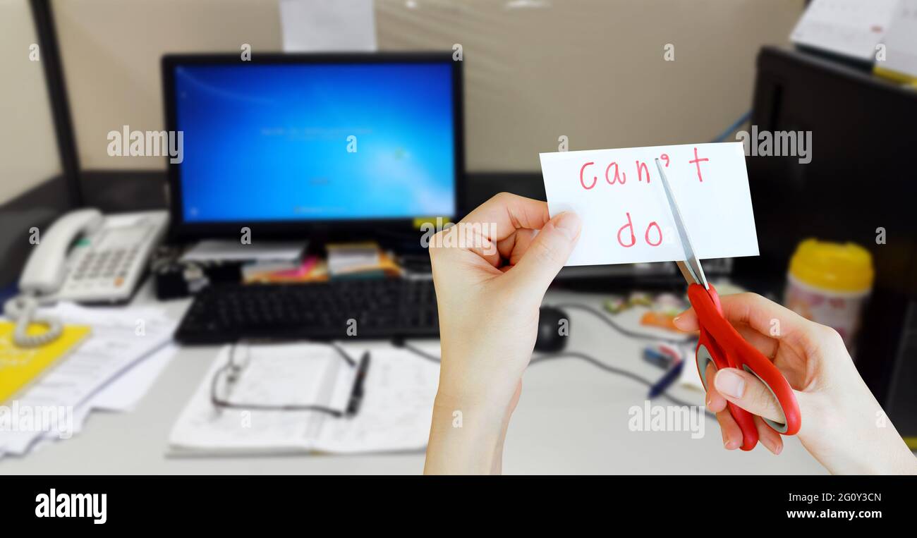 contiene la scheda con il testo non può fare su scrivania disordinata Foto Stock
