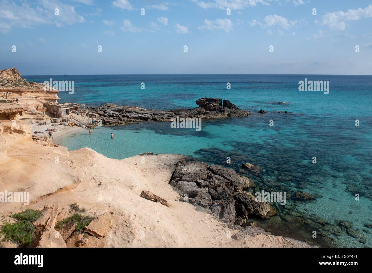 Spiaggia di Formentera di Calo d es Mort nelle Isole Baleari. Foto Stock