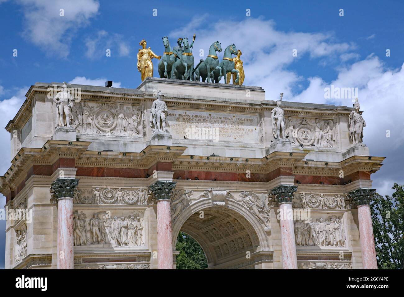 Parigi, Francia - 6 luglio 2010: Il più piccolo Arco di Trionfo del Carrousel, costruito nel 1808, commemorando la vittoria di Napoleone contro l'Austria. Foto Stock