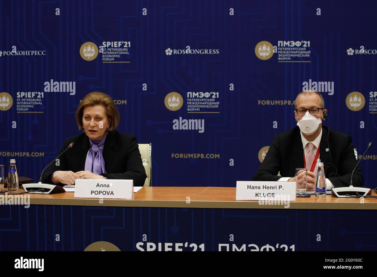 San Pietroburgo, Russia. 03 giugno 2021. Dottore sanitario Capo della Federazione Russa, capo di Rosebrebnadzor, Dottore sanitario dello Stato Federale della Federazione Russa, Anna Popova (L) e Hans Henri Marcel Paul Kluge, Direttore Regionale per l'Europa dell'Organizzazione Mondiale della Sanità (OMS), visto durante il Forum economico Internazionale di San Pietroburgo. (Foto di Konstantinov/SOPA Image/Sipa USA) Credit: Sipa USA/Alamy Live News Foto Stock