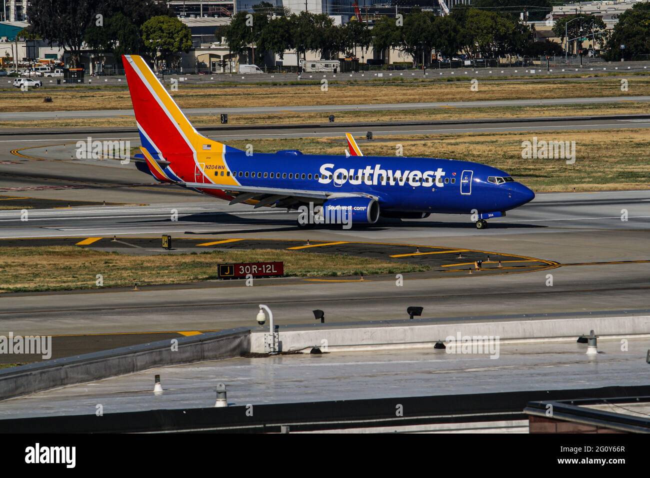 A sud-ovest 737 gira a destra dopo 30R e taxi fino al cancello. Foto Stock