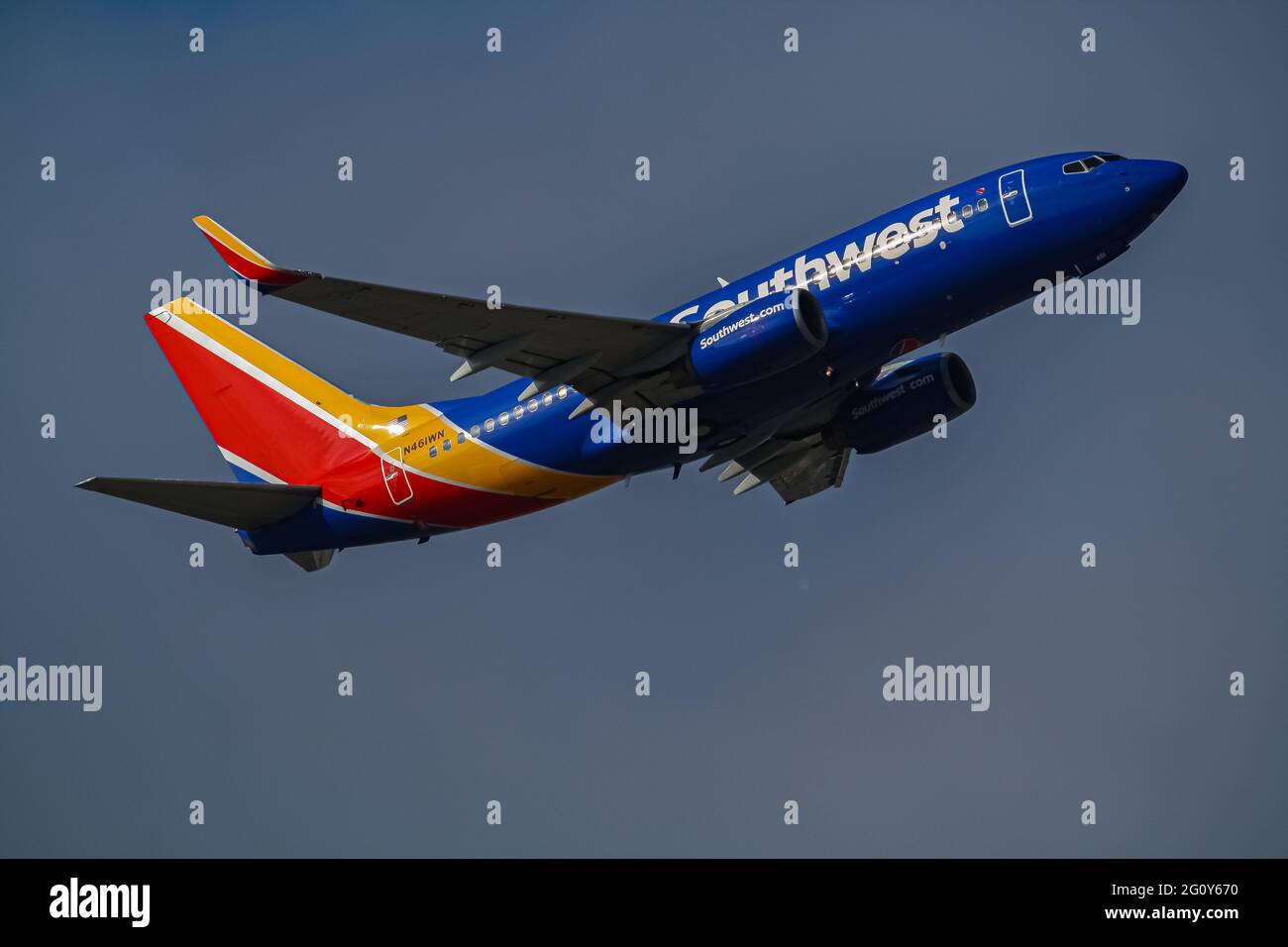 Un Boeing 737 lucido si prepara a banca subito dopo il decollo dall'Aeroporto di San Jose. Foto Stock