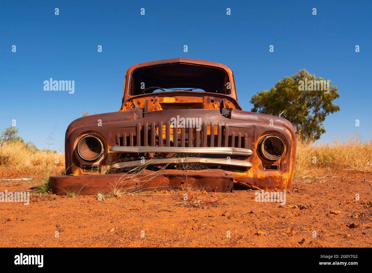 Vecchio camion di pick up di servizi pubblici arrugginito abbandonato in Outback Australia. Foto Stock