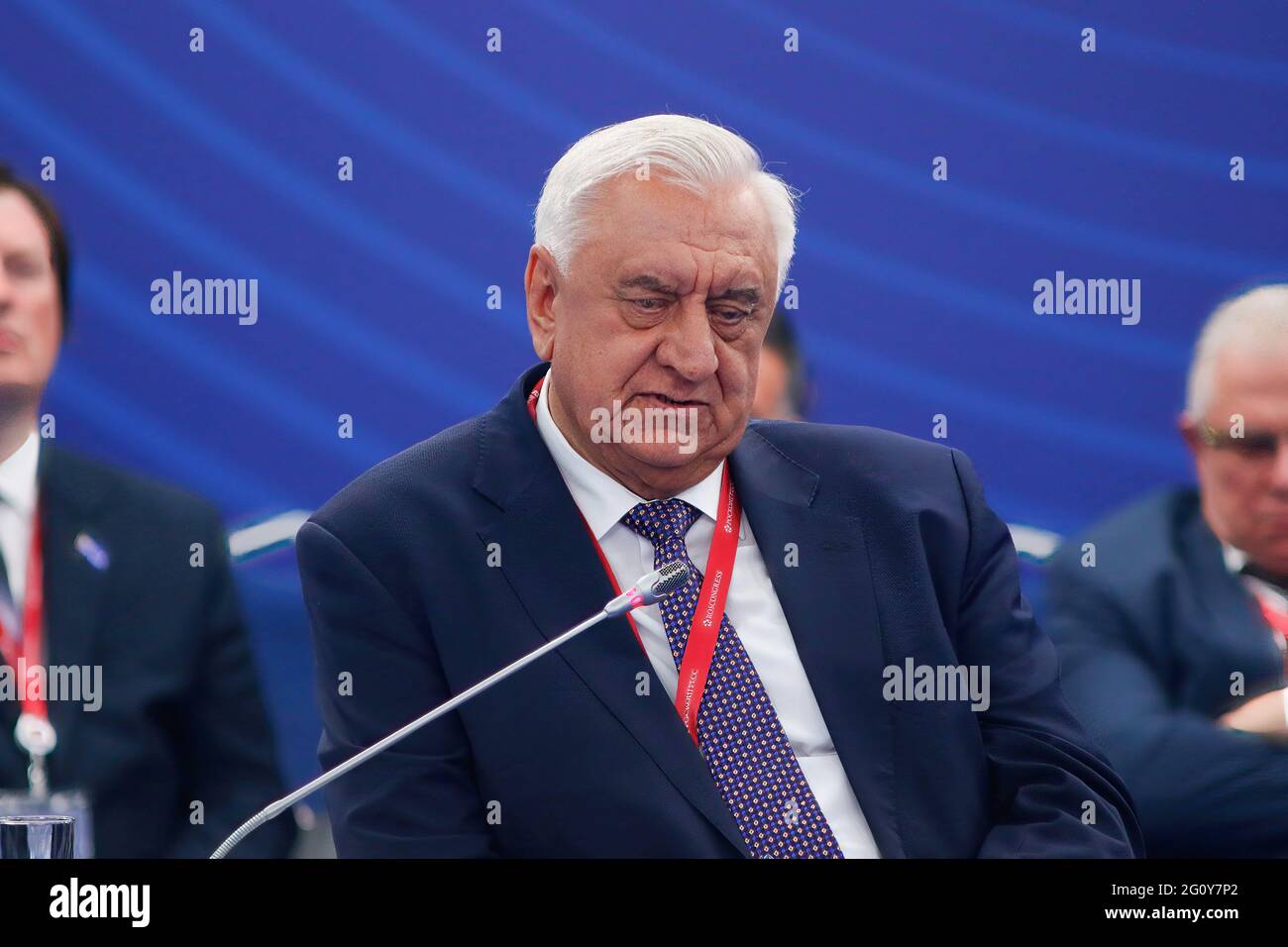 San Pietroburgo, Russia. 03 giugno 2021. Mikhail Myasnikovich, presidente del consiglio di amministrazione della Commissione economica eurasiatica, ha visto durante il Forum economico internazionale di San Pietroburgo il programma "l'efficacia della regolamentazione intergovernativa nella trasformazione del commercio globale". Credit: SOPA Images Limited/Alamy Live News Foto Stock