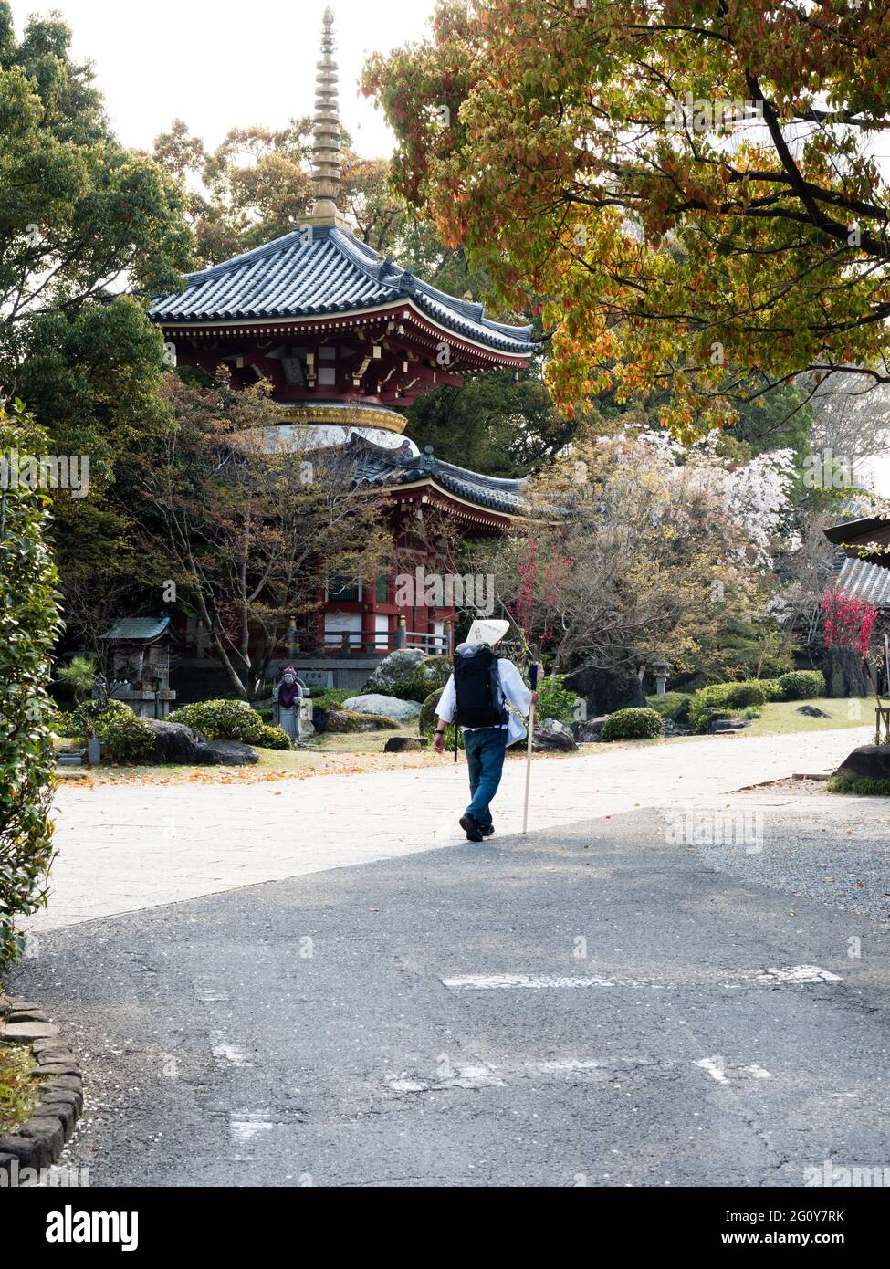 Tokushima, Giappone - 2 aprile 2018: Pellegrino buddista in abbigliamento tradizionale ad Anrakuji, tempio numero 6 del pellegrinaggio di Shikoku Foto Stock