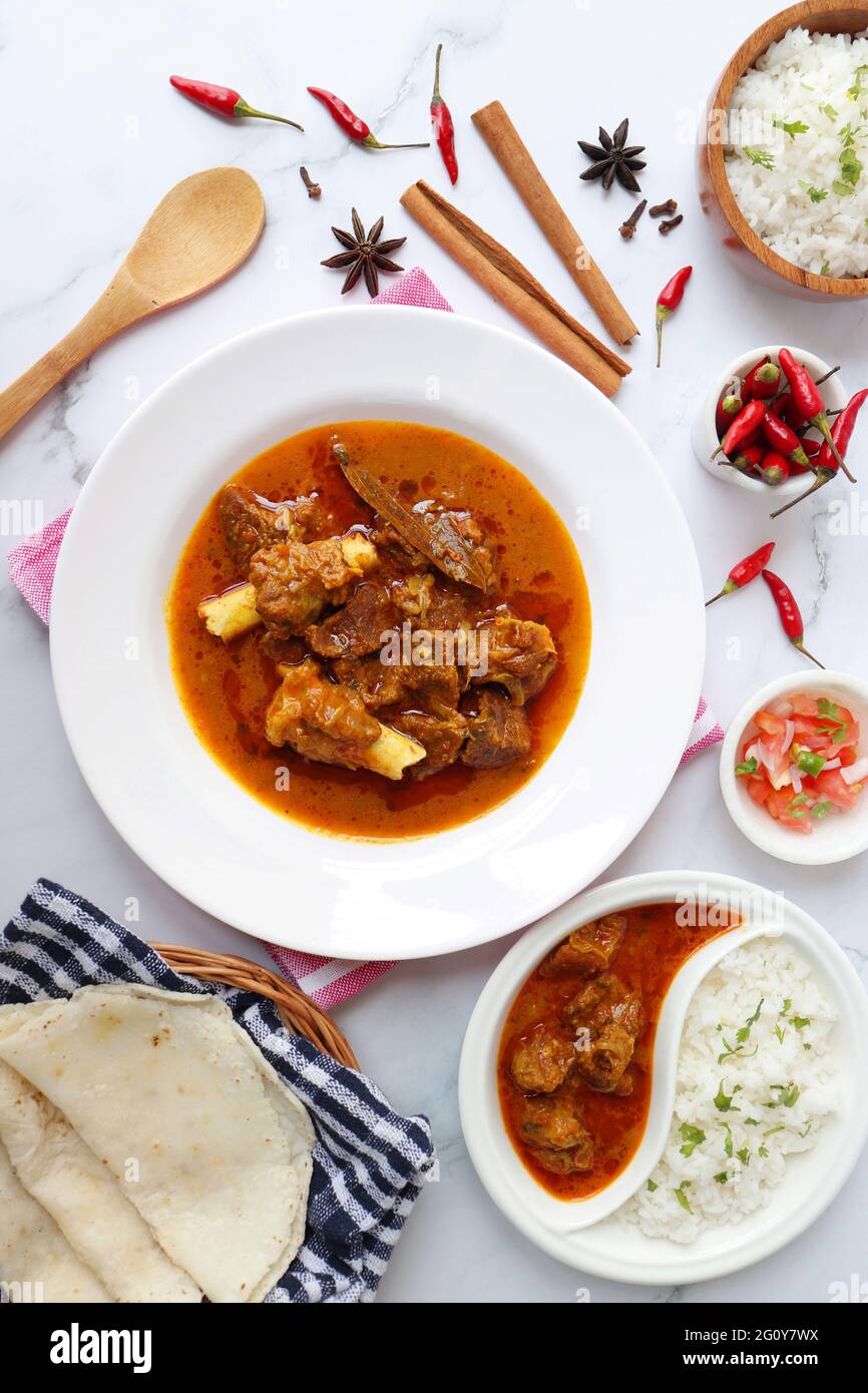 Shahi Mutton curry, Mutton masala, Mutton korma è un famoso piatto piccante non vegetariano dell'India. È fatto di carne di capra con spezie. Foto Stock