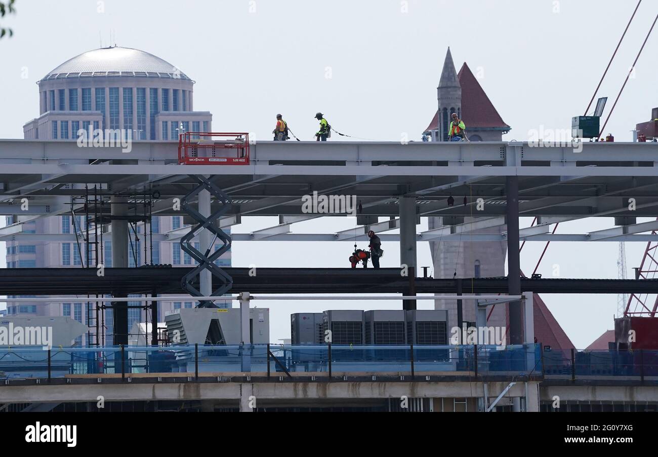 St. Louis, Stati Uniti. 04 giugno 2021. Con lo skyline di St. Louis sullo sfondo, i lavoratori camminano sulle travi mentre i lavori proseguono nello stadio Major League Soccer di St. Louis giovedì 3 giugno 2021. Lo stadio sarà completato nel 2023 per la stagione inaugurale della nuova St. Louis City SC. Photo by Bill Greenblatt/UPI Credit: UPI/Alamy Live News Foto Stock