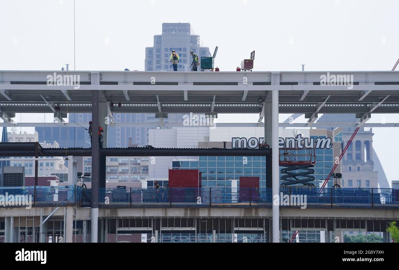 St. Louis, Stati Uniti. 04 giugno 2021. Con lo skyline di St. Louis sullo sfondo, i lavoratori camminano sulle travi mentre i lavori proseguono nello stadio Major League Soccer di St. Louis giovedì 3 giugno 2021. Lo stadio sarà completato nel 2023 per la stagione inaugurale della nuova St. Louis City SC. Photo by Bill Greenblatt/UPI Credit: UPI/Alamy Live News Foto Stock