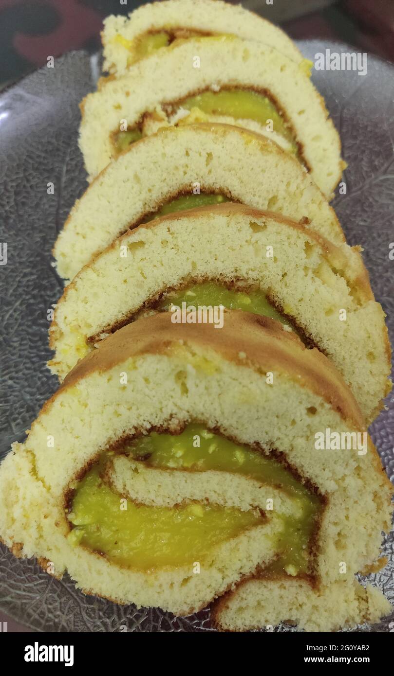 Un rotolo svizzero, un rotolo di gelatina, un rotolo della torta, un rotolo della panna, la roulade o il ceppo svizzero è un tipo di pan di Spagna arrotolato riempito con panna montata, la marmellata, o la glassa Foto Stock