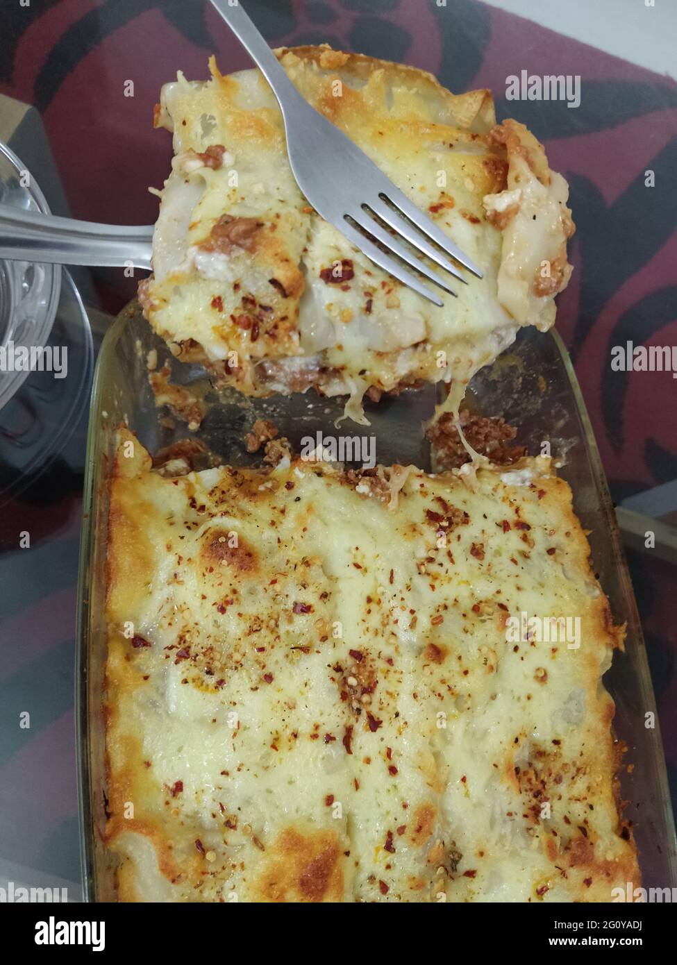 Lasagna in lastra di vetro servita, Lasagna è un tipo di pasta larga e piatta, forse uno dei più antichi tipi di pasta. Lasagna, o la lasagna singolare Foto Stock