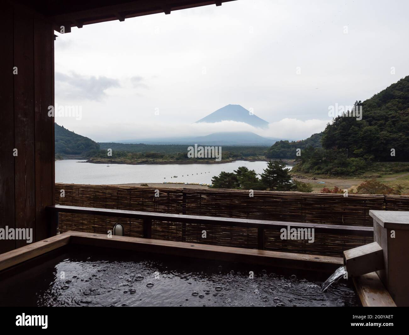 Fujikawaguchiko, Giappone - 17 Ottobre 2017: Vista del Lago Shoji e del Monte Fuji dal bagno termale all'aperto dell'Hotel Yamadaya Foto Stock