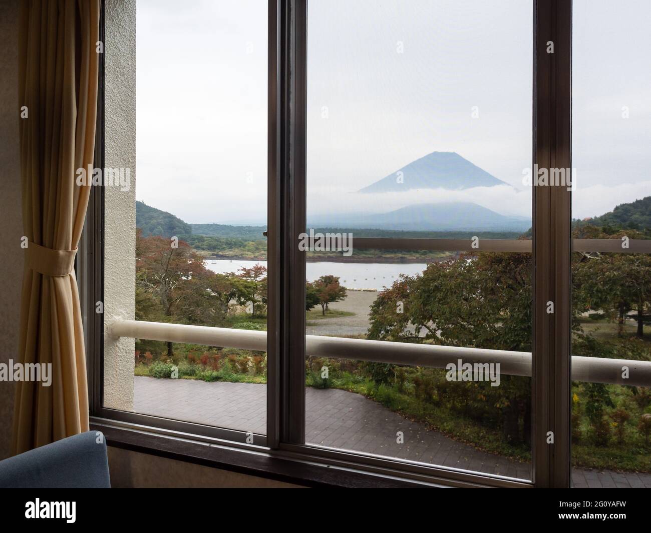 Fujikawaguchiko, Giappone - 17 Ottobre 2017: Vista del Lago Shoji e del Monte Fuji dalla camera dell'Hotel Yamadaya Foto Stock