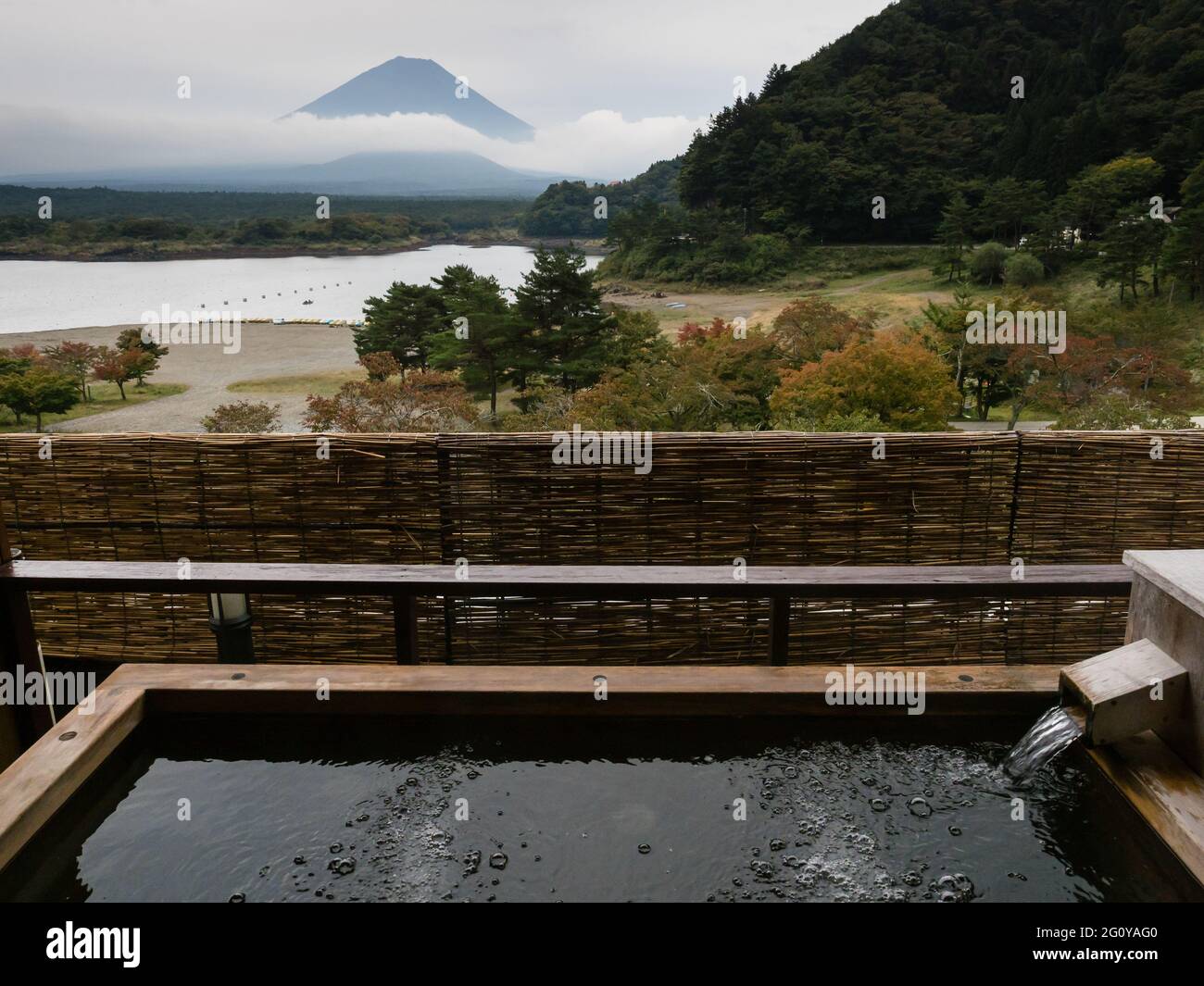 Fujikawaguchiko, Giappone - 17 Ottobre 2017: Vista del Lago Shoji e del Monte Fuji dal bagno termale all'aperto dell'Hotel Yamadaya Foto Stock