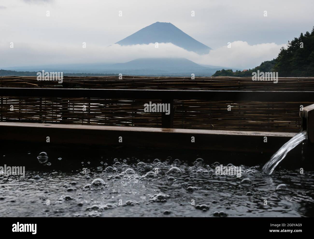 Vista del Monte Fuji dal bagno termale all'aperto - Fuji Five Lakes, prefettura di Yamanashi, Giappone Foto Stock