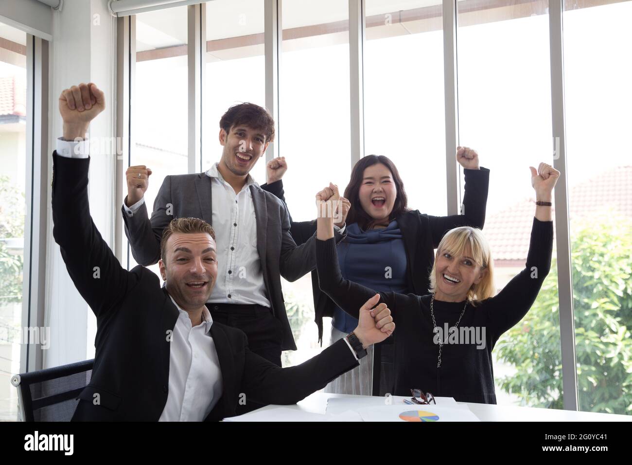 Avvio riuscito di imprenditori e persone business team raggiungere obiettivi celebrare dando alta cinque in ufficio. Il successo e il concetto vincente Foto Stock