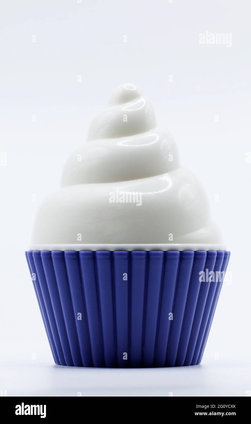 una muffa di plastica con gelato pretend su sfondo bianco Foto Stock