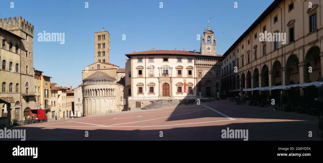 Vista panoramica di Piazza Grande, antica piazza della città di Arezzo alla prima luce del mattino Foto Stock