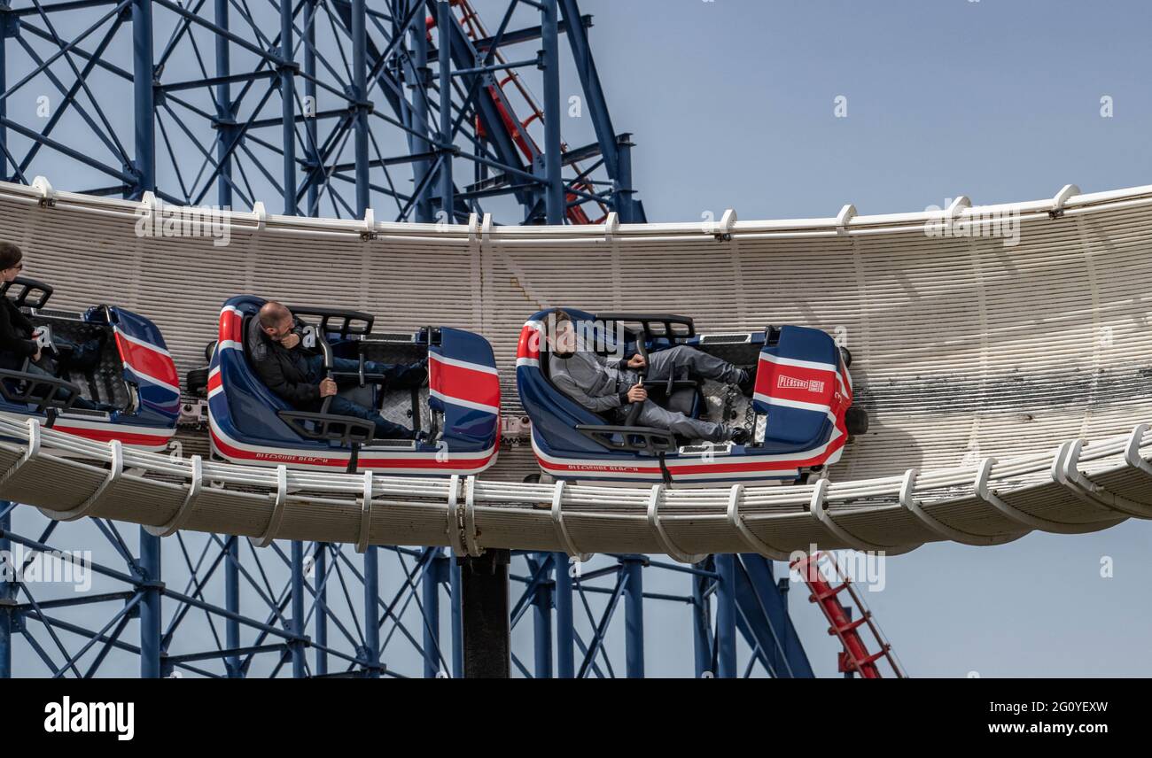 I piloti dell'evento privato 'Mackpool godendo di Avalanche Blackpool Pleasure Beach organizzato da Pleasure Beach Experience Foto Stock