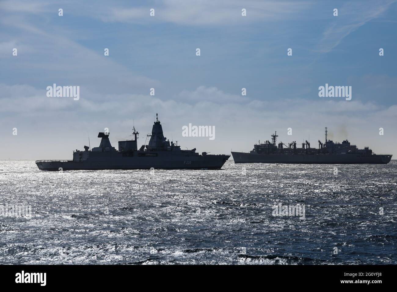 La fregata tedesca Amburgo con la flotta americana oliatore USNS Supply Foto Stock