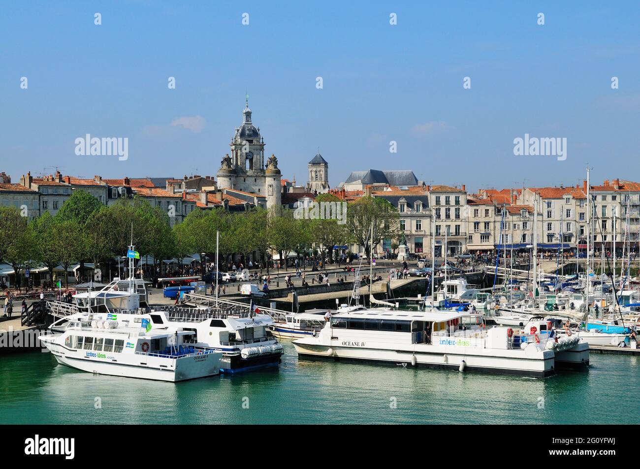 FRANCIA, CHARENTE-MARITIME (17) LA ROCHELLE, PORTO VECCHIO, OROLOGIO GROSSE HORLOGE, IL BUS MARITTIMO PASSEUR PER COLLEGARE L'ALTRA RIVA Foto Stock