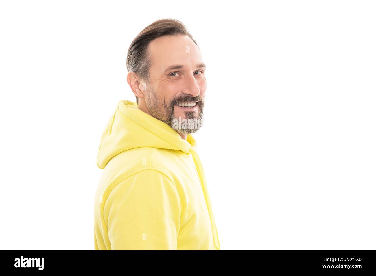 sorridente bell'uomo maturo con barba e baffi in felpa con cappuccio isolato su capelli bianchi e grizzled Foto Stock