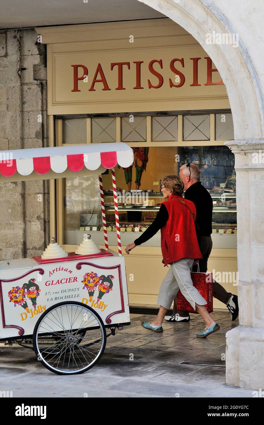 FRANCIA, CHARENTE-MARITIME (17) LA ROCHELLE, ARCO DI CHAUDRIER E PALAIS STREET, NEGOZIO DI ICECREAM Foto Stock