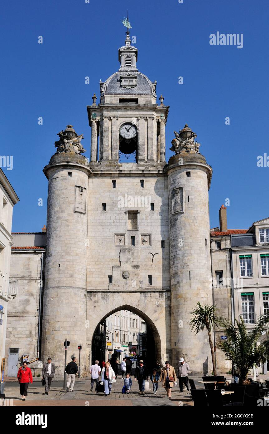 FRANCIA, CHARENTE-MARITIME (17) LA ROCHELLE, GROSSE HORLOGE VISTA DA COURS DES DAMES Foto Stock