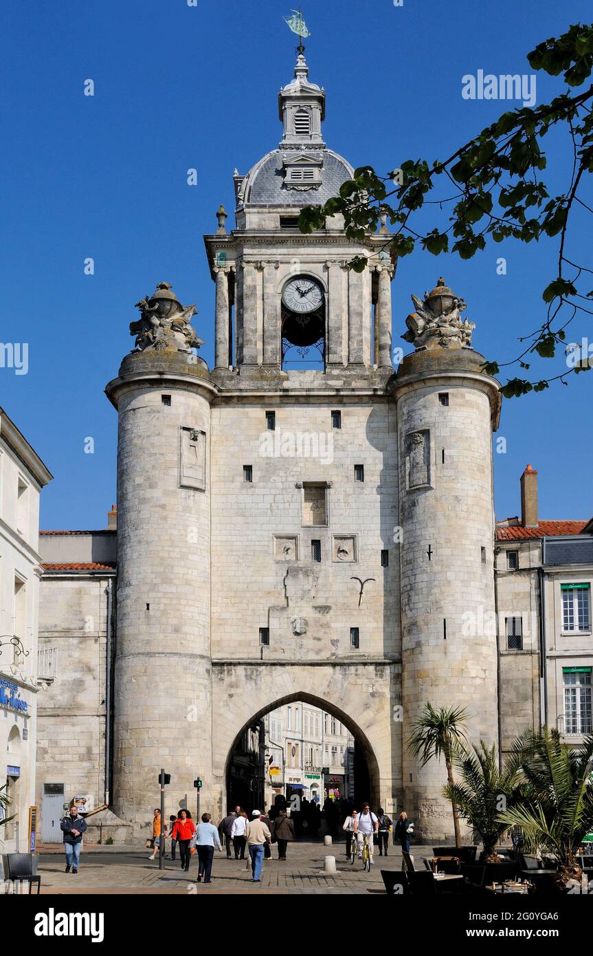 FRANCIA, CHARENTE-MARITIME (17) LA ROCHELLE, GROSSE HORLOGE VISTA DA COURS DES DAMES Foto Stock