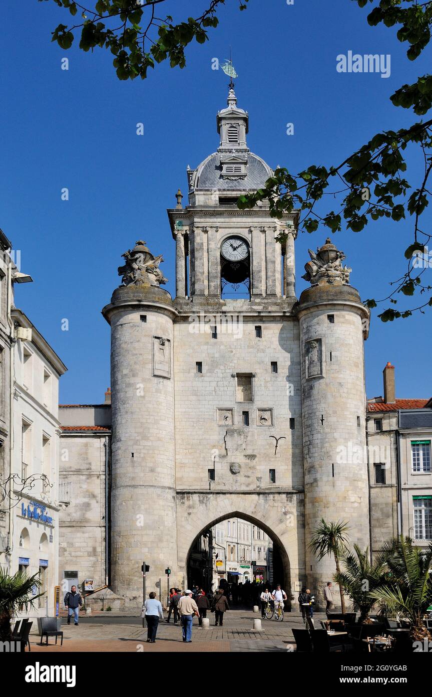 FRANCIA, CHARENTE-MARITIME (17) LA ROCHELLE, GROSSE HORLOGE VISTA DA COURS DES DAMES Foto Stock