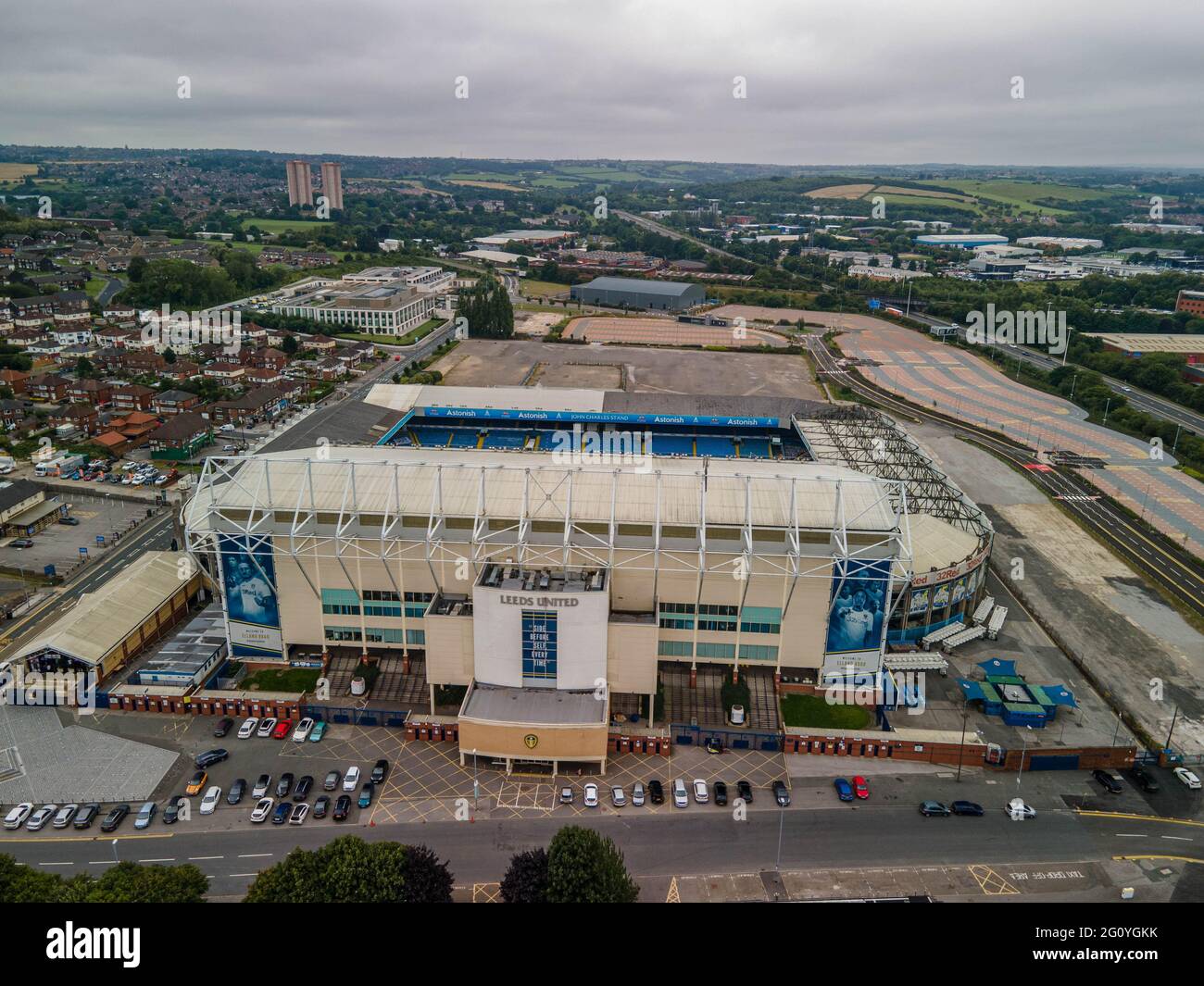 Elland Road, sede del Leeds United Football Club della fa Premier League , Aerial Photo Image MOT Marching on Together LUFC Foto Stock