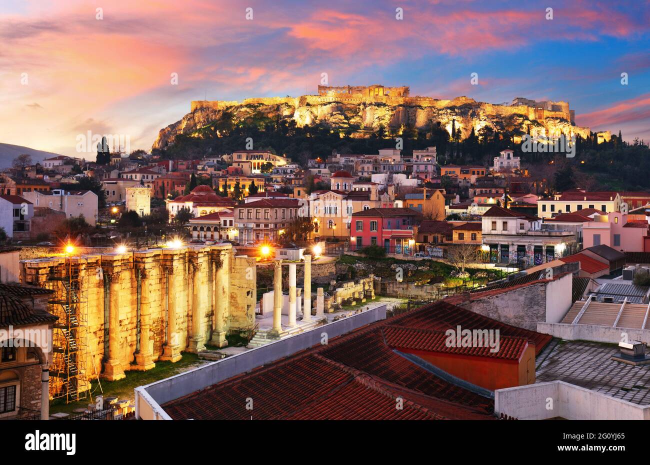 Vista panoramica sopra la città vecchia di Atene e il tempio del Partenone dell'Acropoli durante il sunrise Foto Stock