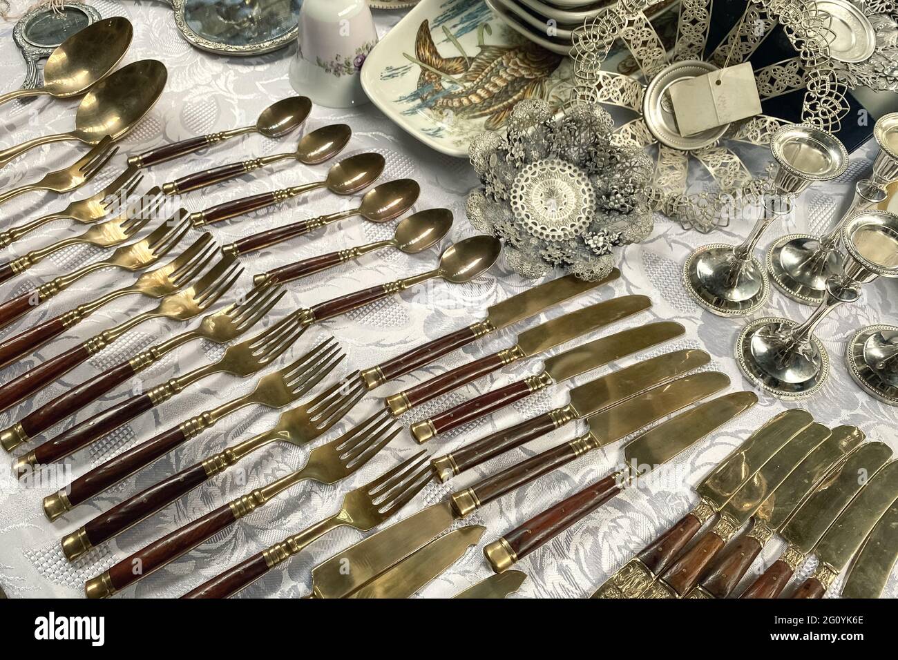 Antiquariato sul mercato delle pulci, posate d'argento vintage - cucchiai, coltelli, forchette e altre cose d'epoca. Cimeli da collezione e concetto di vendita garage Foto Stock