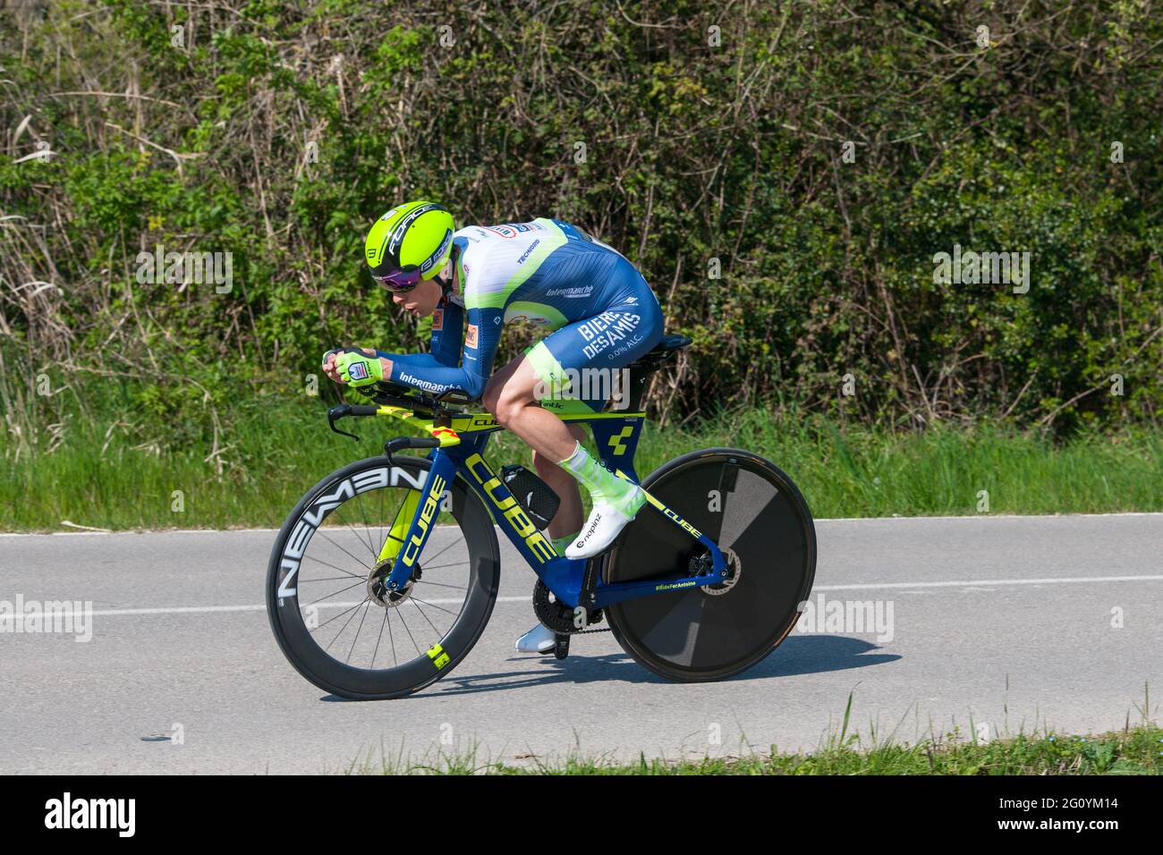 Louis Meintjes (intermarché Wanty - gobert Materials) visto in azione durante un periodo individuale trial.The Tour of Catalonia Cycling 2021 ha avuto luogo dal 22 marzo al 28 marzo 2021. La seconda tappa del 23 marzo 2021 è una prova a tempo di 18.5 chilometri nella città di Banyoles (Spagna). Il vincitore di questa tappa è l'australiano Rohan Dennis (Team Ineos Grenadiers). Il vincitore della classifica generale finale è il britannico Adam Yates (Team Ineos Grenadier) Foto Stock