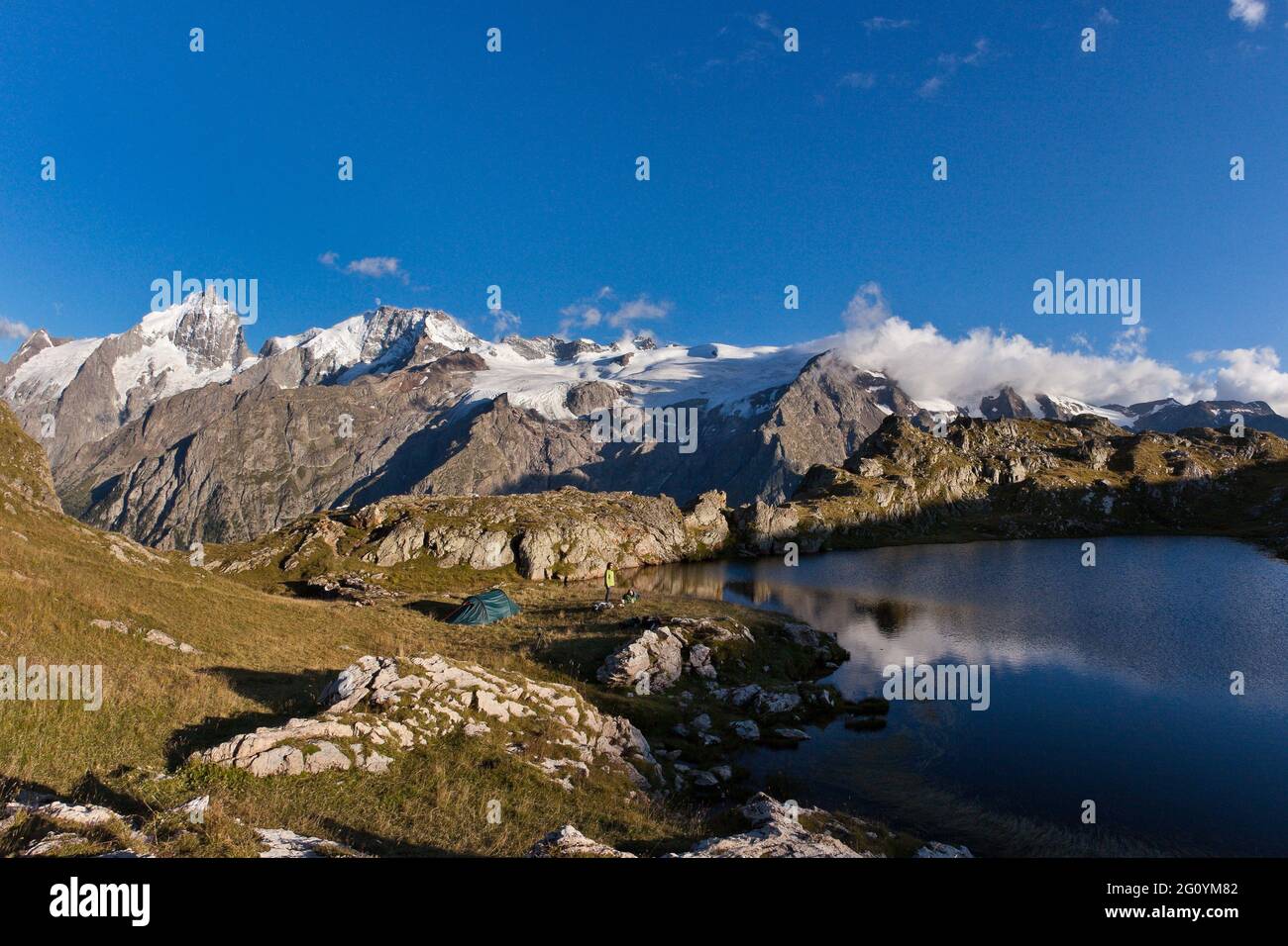 FRANCIA. HAUTES-ALPES (05), PARCO NAZIONALE DEGLI ECRINS, ALTOPIANO DI EMPARIS, BIVACCO AL LAGO LERIE, DIETRO IL MONTE LA MEIJE E IL RATEAU Foto Stock