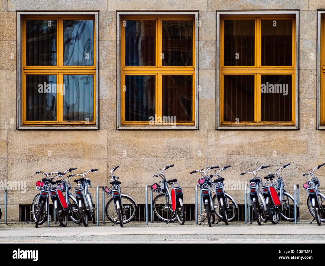 Biciclette a noleggio disponibili su un portabagagli. Noleggia una bicicletta in città. Condivisione bici Foto Stock