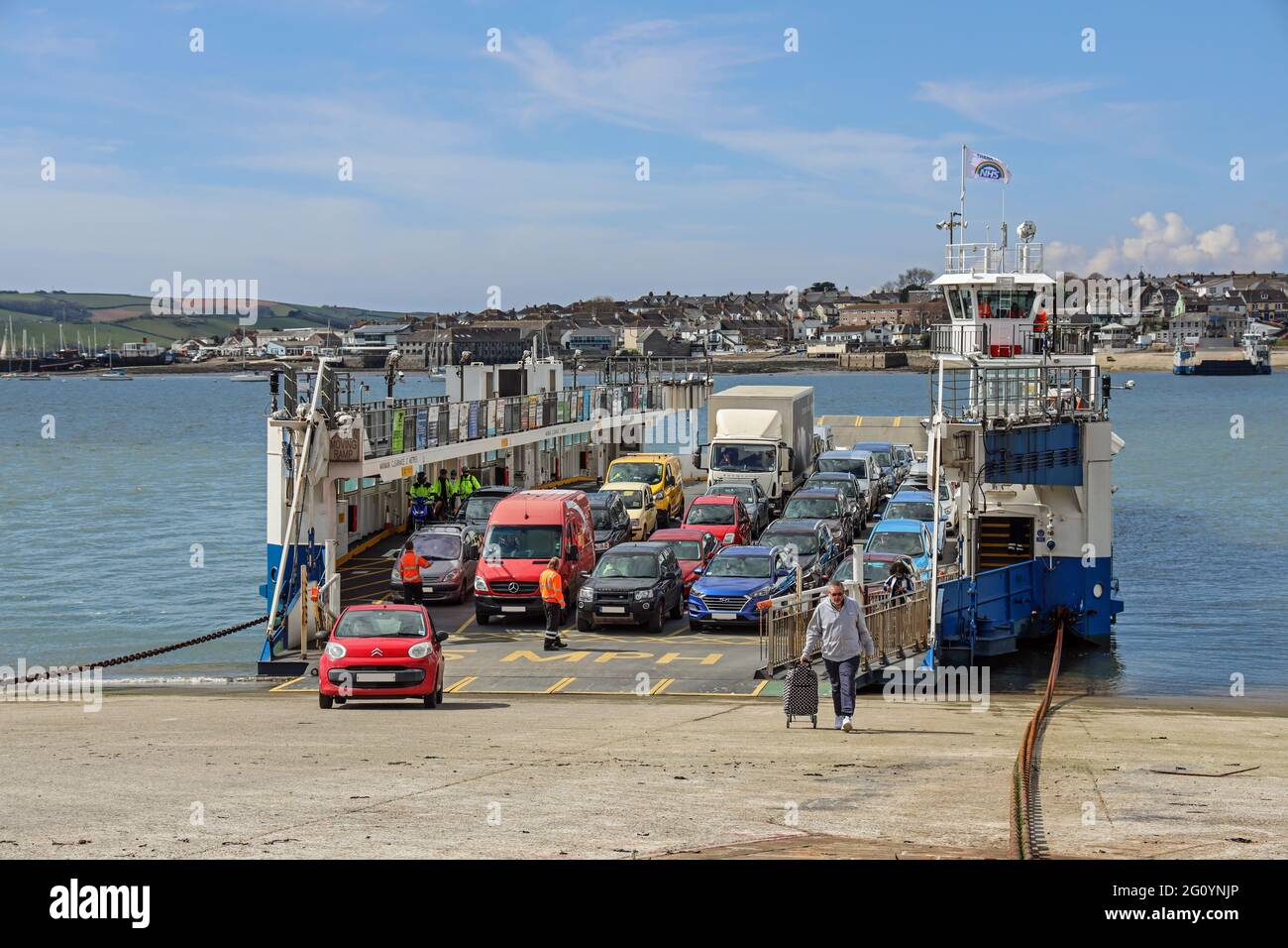 I traghetti Torpoint sul Hamoaze con Torpoint sullo sfondo. Oltre a collegare Torpoint con Plymouth, forniscono un ponte galleggiante tra Foto Stock