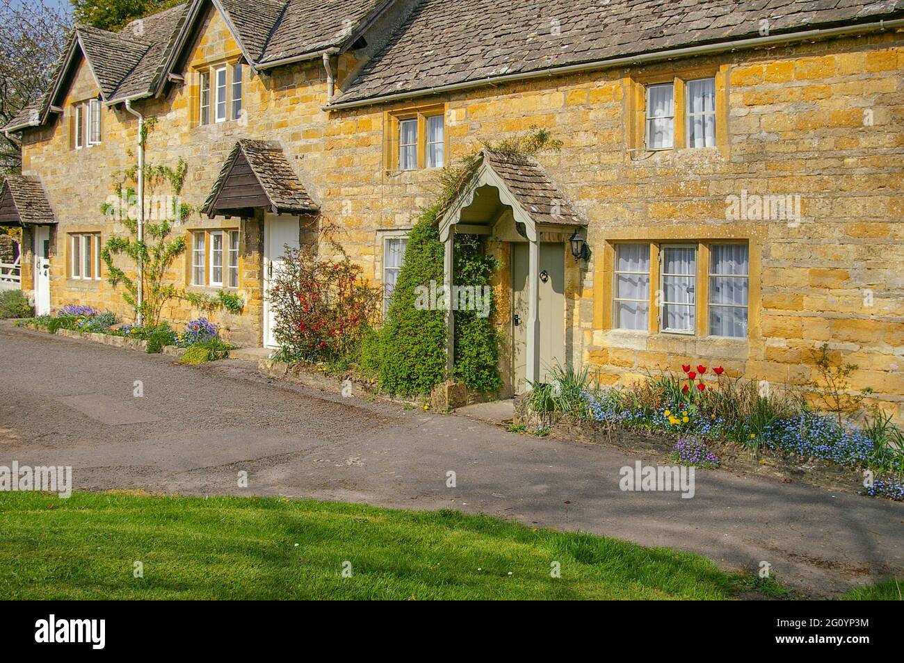Case in pietra color miele Cotswold nel grazioso villaggio di Lower Slaughter, Gloucestershire, Regno Unito Foto Stock