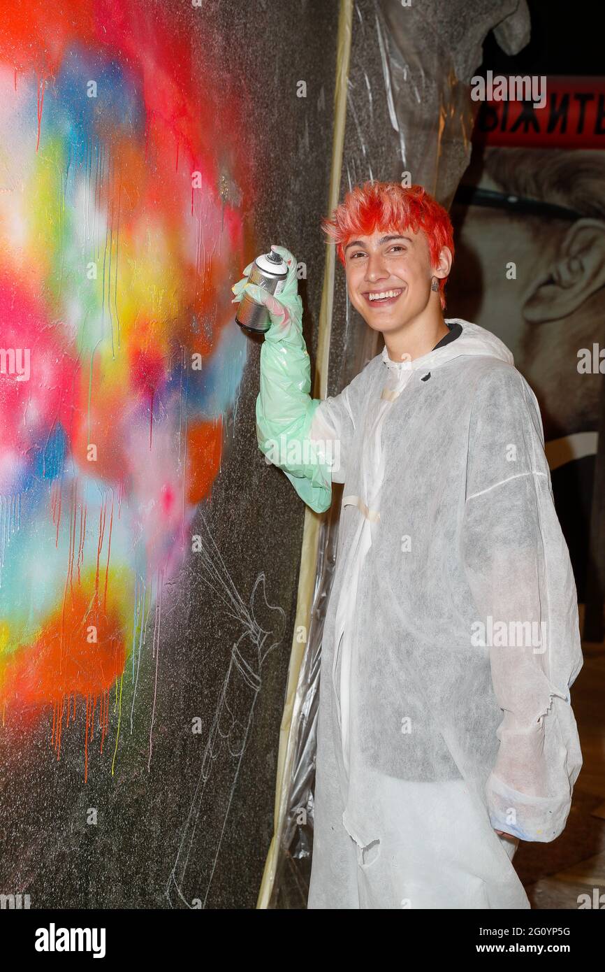 Berlino, Germania. 03 giugno 2021. Influencer Leon Content al workshop sui graffiti al Madame Tussauds di Berlino. Con il supporto di un artista di graffiti, è stata progettata la nuova parte della mostra "Berlin 100". Credit: Gerald Matzka/dpa-Zentralbild/ZB/dpa/Alamy Live News Foto Stock