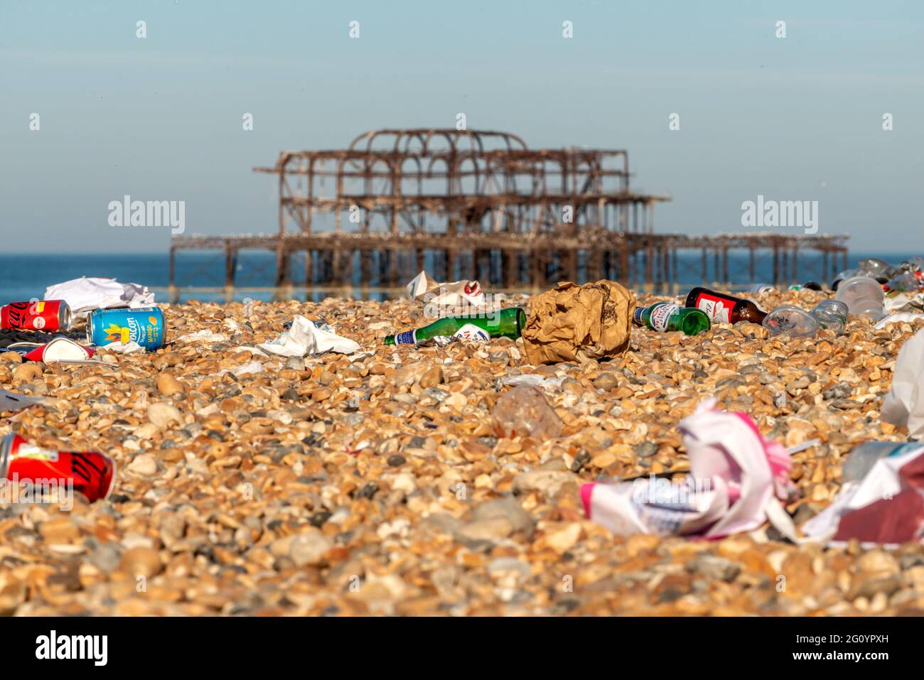 Brighton, 1 giugno 2021: La cucciolata lasciata dietro sulla spiaggia di Brighton la mattina dopo che i viaggiatori di giorno sono venuto nelle loro migliaia per il lunedì meraviglioso di festa della Banca Foto Stock