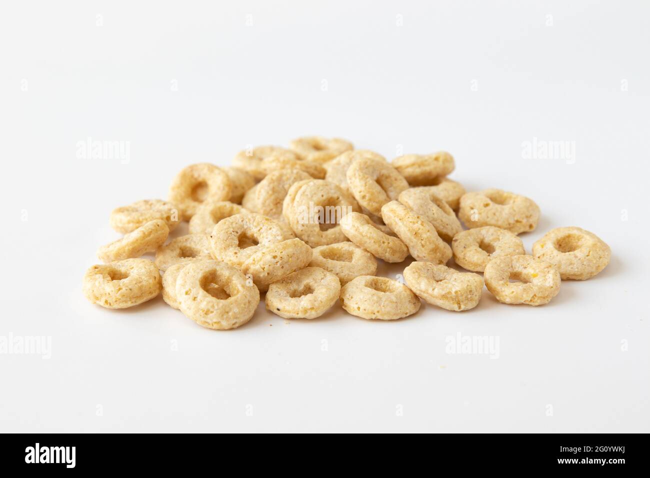 mucchio di cereali cheerios isolato su sfondo bianco, deliziosi e utili anelli colazione cereali, vista laterale primo piano Foto Stock