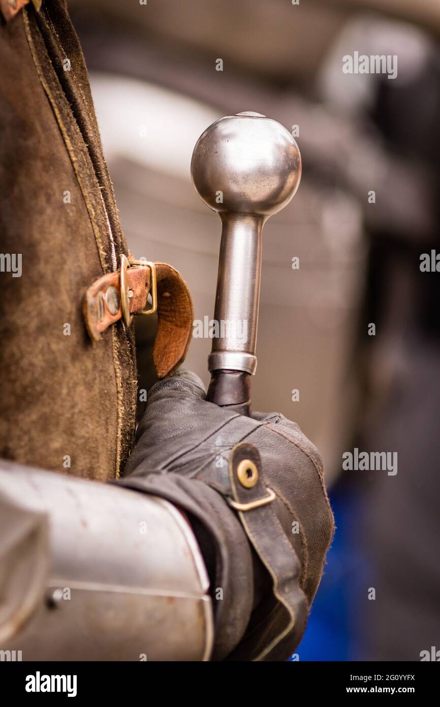 Una mano sul hilt di spada medievale Foto Stock